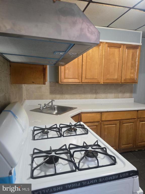 Building Photo - 556 N Wanamaker St