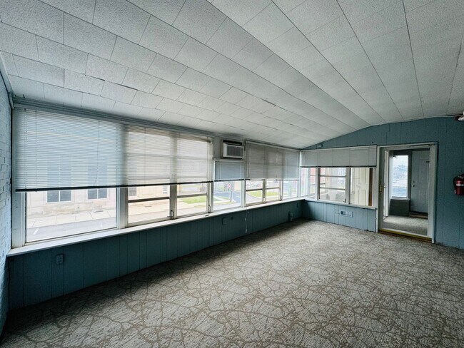 Building Photo - 1369 W Market St