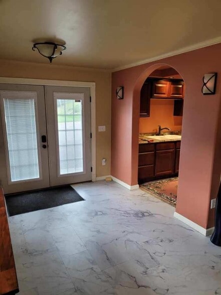 Building Photo - 136 Main St