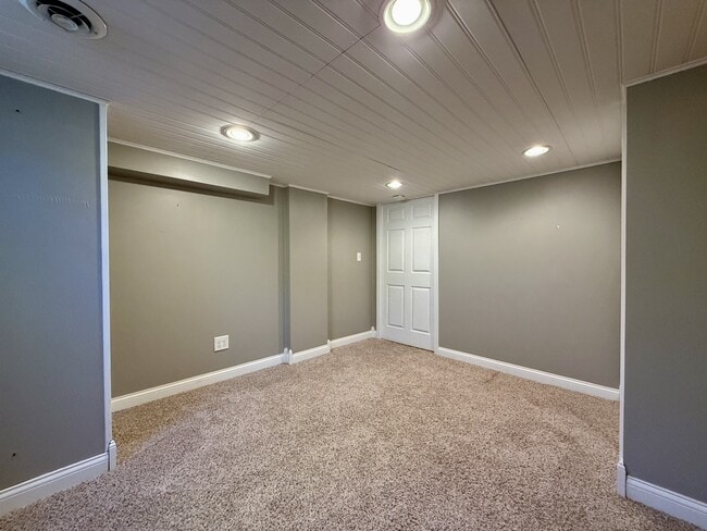 Building Photo - 718 Indianola Ave