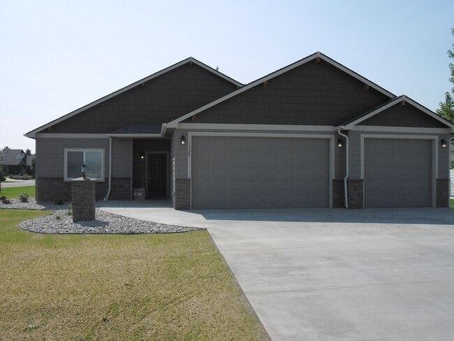 Building Photo - 1320 E Chelan Ct