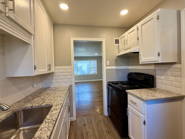 Building Photo - Freshly Renovated 2 Bedroom