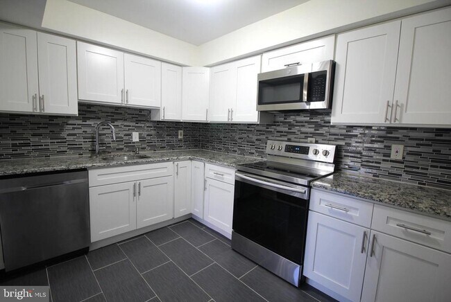 Building Photo - 3121 Sayre Dr