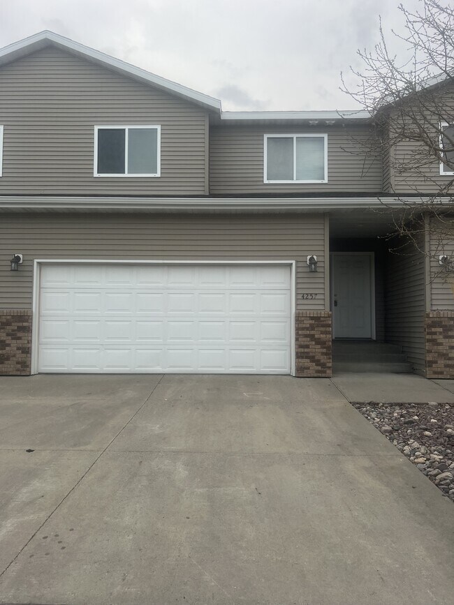 Building Photo - 4257 Estate Dr S