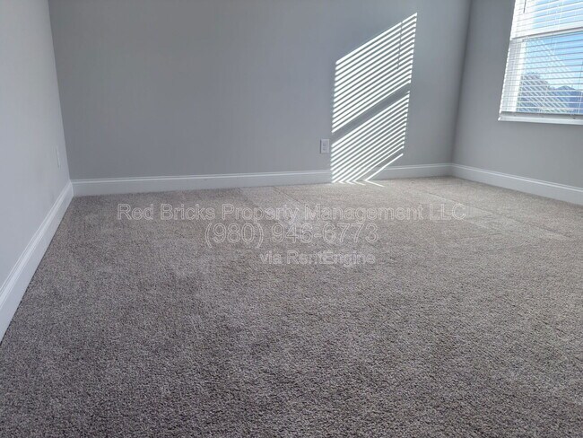 Building Photo - 1415 Black Walnut St