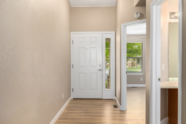 Building Photo - This beautiful 3-bedroom, 3-bathroom in Parker