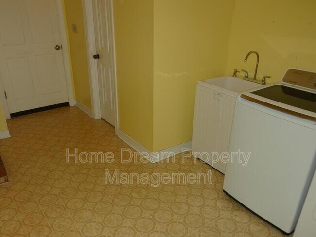 Building Photo - 10451 Edgehill Ln