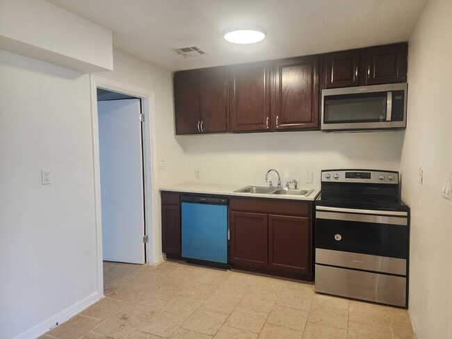 Building Photo - 1426 Maple Dr