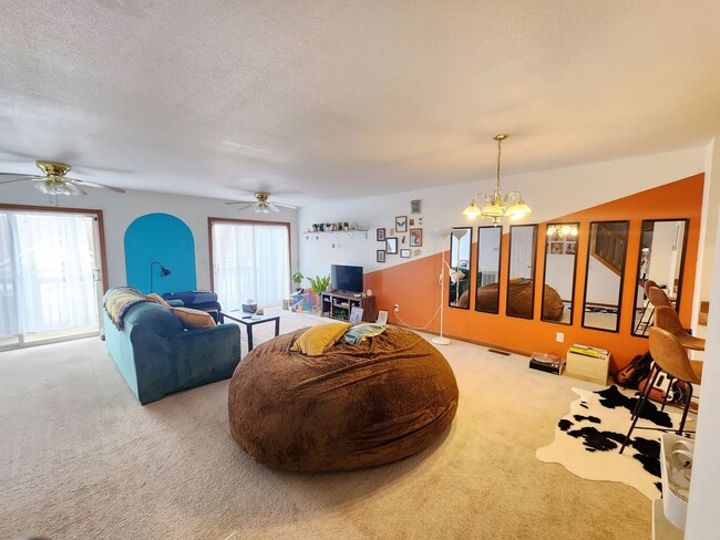 Building Photo - 3bed, 2.5bath Townhouse Near Medical Cente...