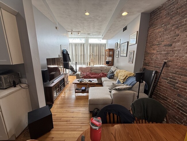 Building Photo - 146 W Fourth St