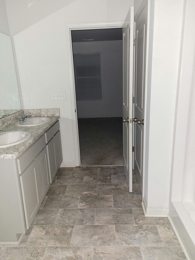 Building Photo - 285 Riley Wy