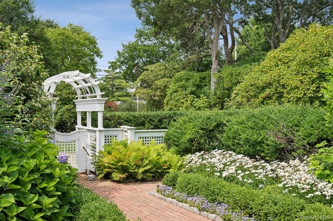 Building Photo - 20 Quogue St