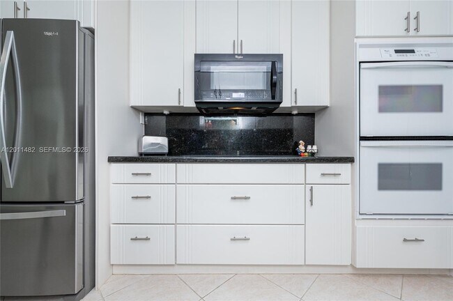 Building Photo - 810 S Rainbow Dr