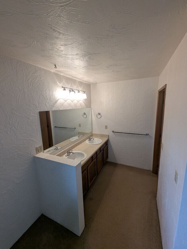 Building Photo - 136