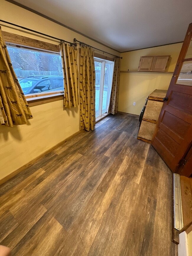 Building Photo - 2 Bedroom/ 1 Bath Home