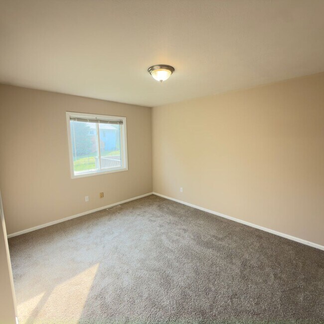 Building Photo - 4443 Hillrise Ct NE