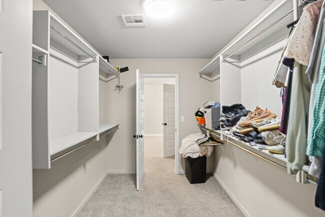 Building Photo - Like new, Move in Ready.