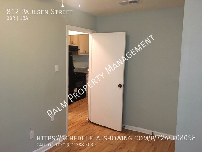 Building Photo - 3 Bed/1 Bath Apartment For Rent