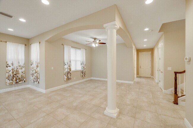 Building Photo - 4 bedroom, 3.5 bathroom in desirable Trasona!