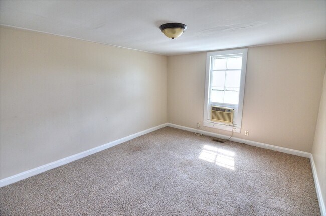 Building Photo - Sunny 3 Bedroom House - Walk To Downtown H...