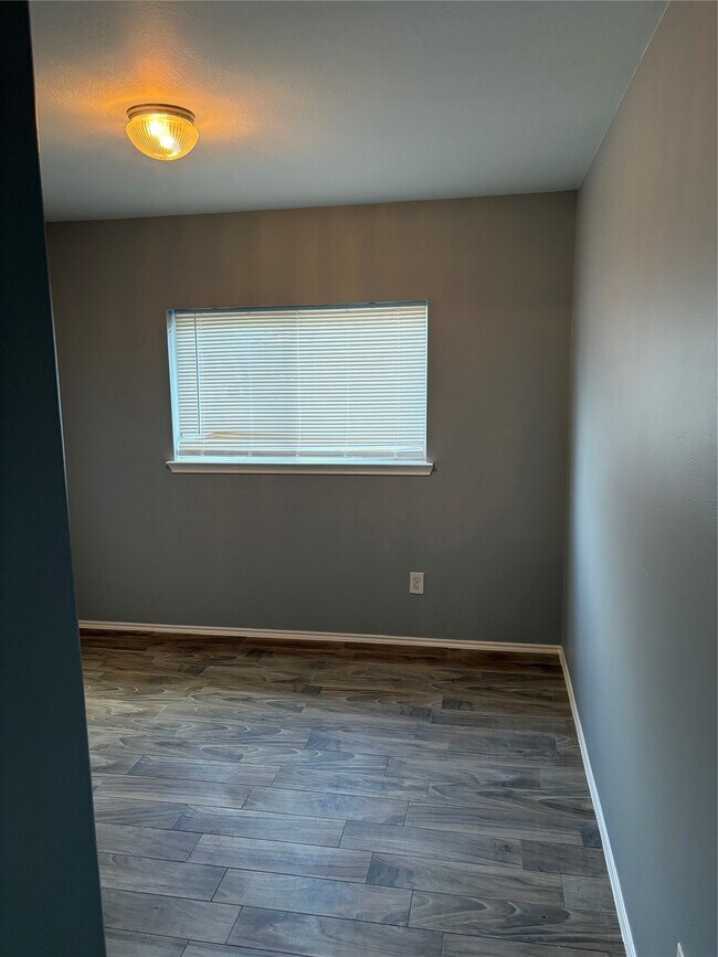 Building Photo - 7214 Crescent Mills Dr