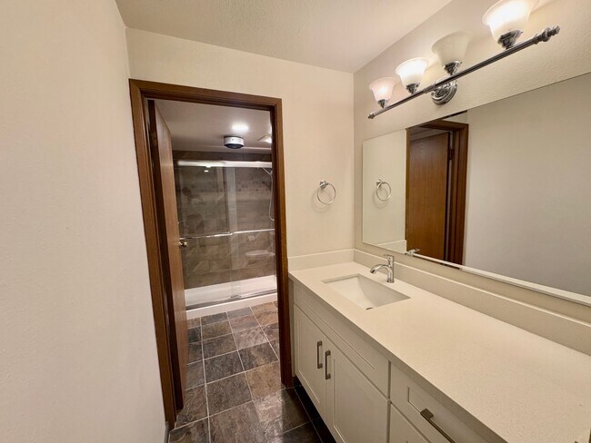 Building Photo - Woodlake Condo!!!