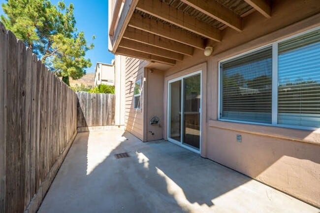 Building Photo - Charming 3bd/2.5 bath Condo