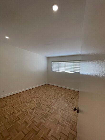 Building Photo - 700 Westmount Dr