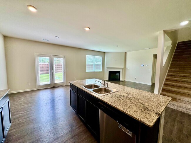 Building Photo - Beautiful 5 bedroom, 3 full bath home in D...