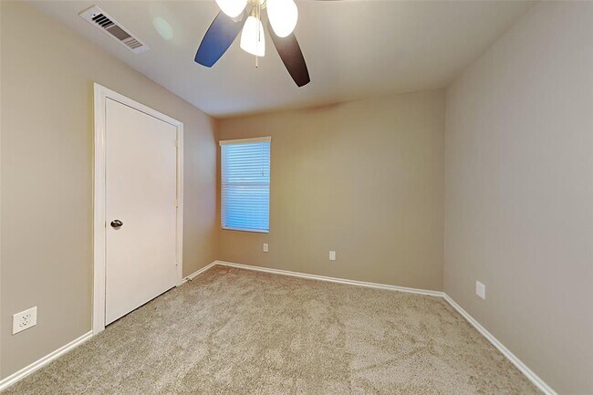 Building Photo - 804 Lovebug Ln