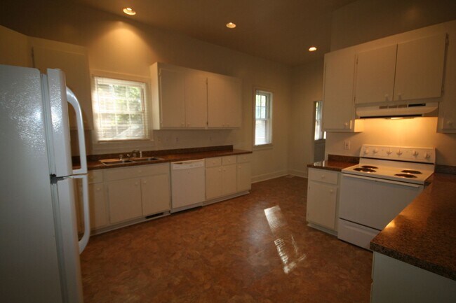 Building Photo - Spacious 3 Bedroom 2 Bath Trinity Park Hou...