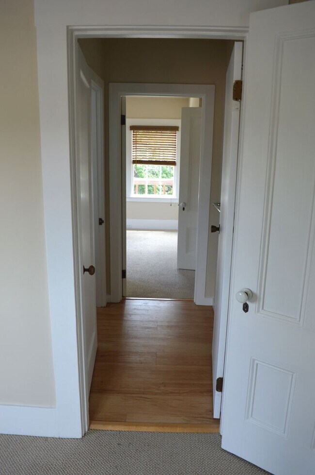 Building Photo - Charming & Bright Unit in Sausalito Banana Belt!