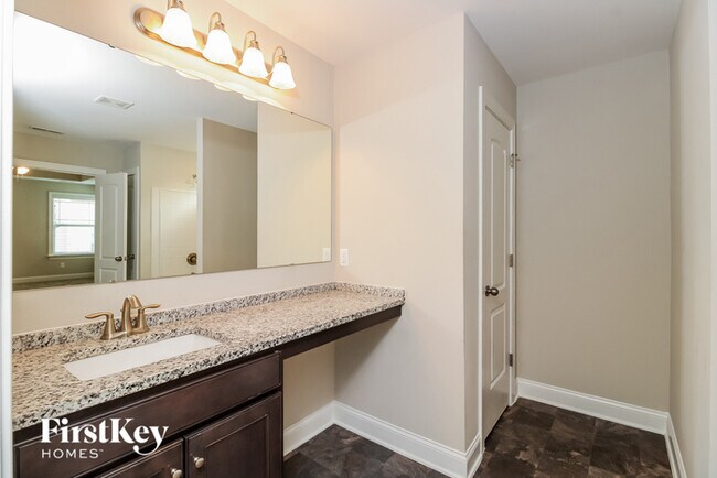 Building Photo - 2207 Talon Dr