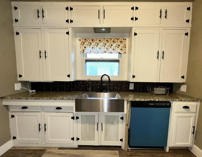 Building Photo - Don't Miss Out on this beautiful bungalow!
