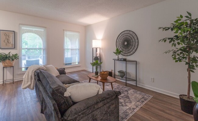 Building Photo - Charming 2-Bedroom, 1.5-Bath Townhouse in ...