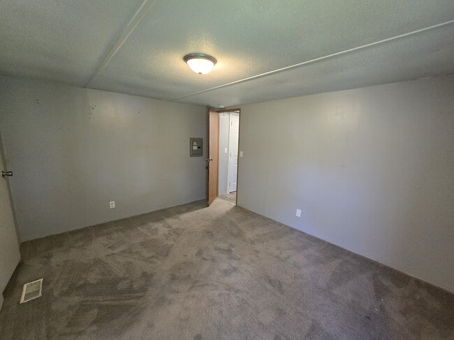 Building Photo - 700 W Ridgeway Ave