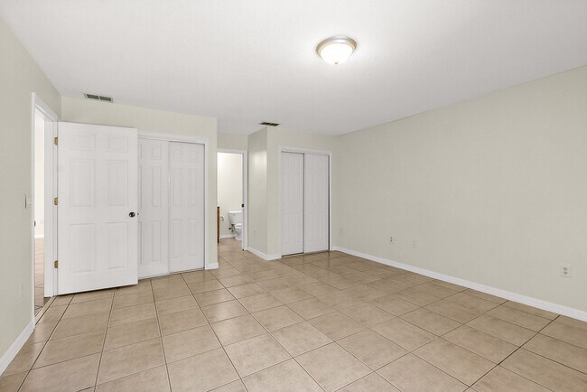 Building Photo - Spacious 3 Bedroom 2 Bath Duplex in Pine G...