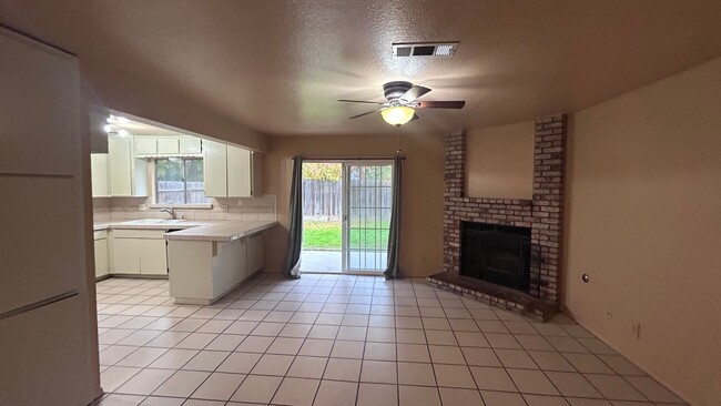 Building Photo - 560 Clover Dr