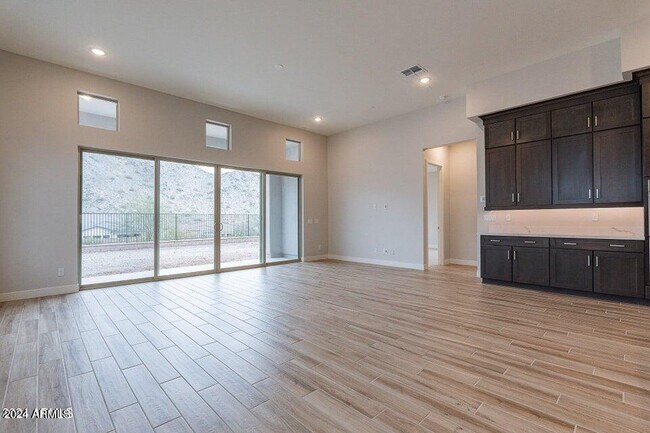 Building Photo - 21390 W Meadowbrook Ave