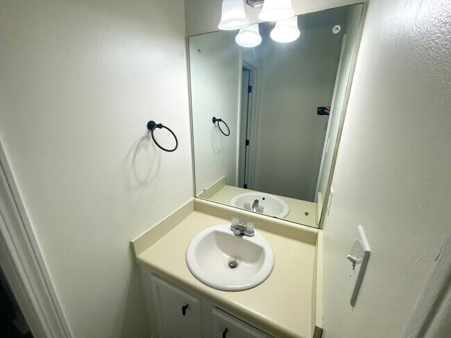 Building Photo - 2 Bed 1 Bath Townhome Available in NE Jack...
