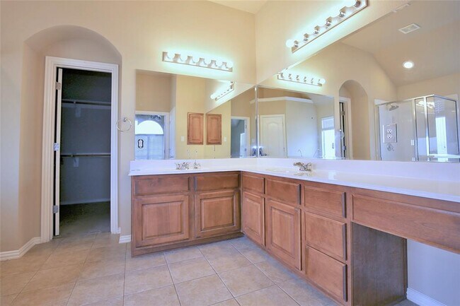 Building Photo - 2002 Singing Hls