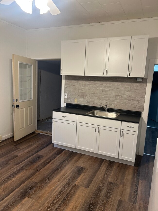 Building Photo - 415 4th Ave W