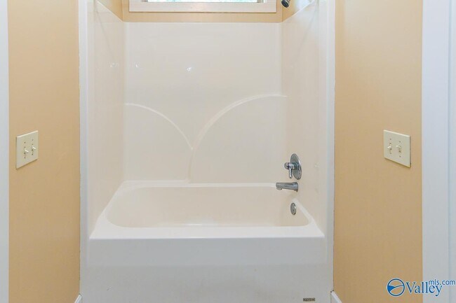 Building Photo - 305 Walden Glen Ct