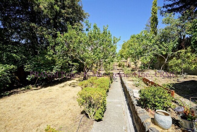 Building Photo - 13 Maple Ave