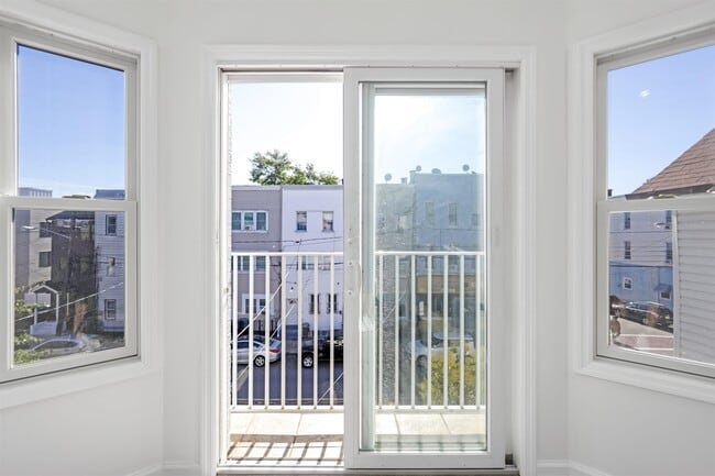 Building Photo - 62 Hutton St