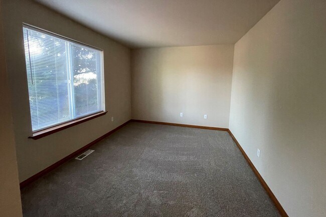 Building Photo - Nice Modern Townhouse Available Now!!