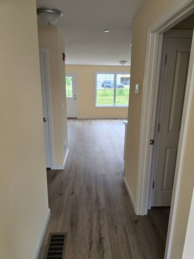 Building Photo - Megway Ct. (2-5)