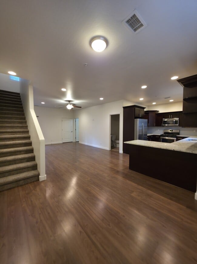 Building Photo - 2512 W Pikes Peak Dr