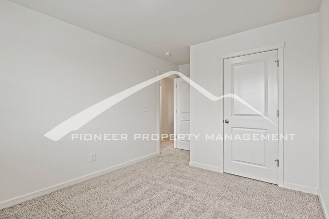 Building Photo - Modern 4-Bed, 2.5-Bath Home with 2 car garage, AC and Private Enclosed Yard