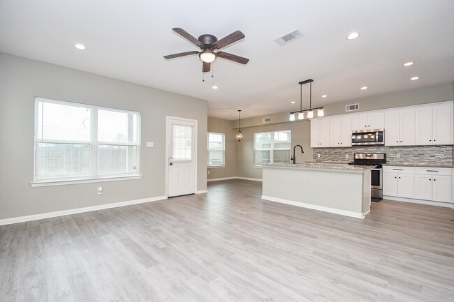 Building Photo - 8215 Bonaire St